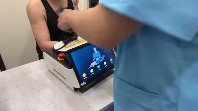 四極雷射操作 縮圖